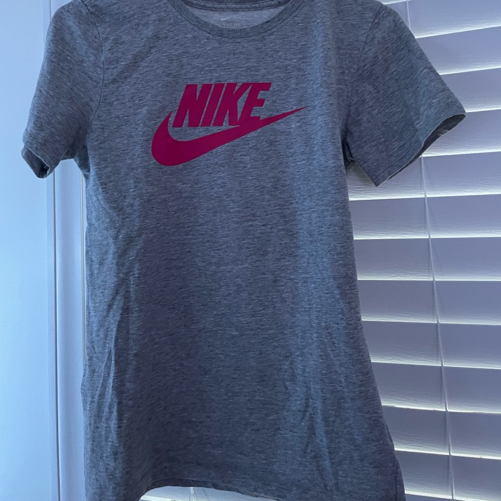 Nike T Shirt Women’s